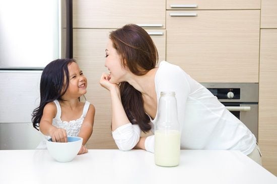 Toàn tâm toàn ý lắng nghe và chia sẻ những cảm xúc đó