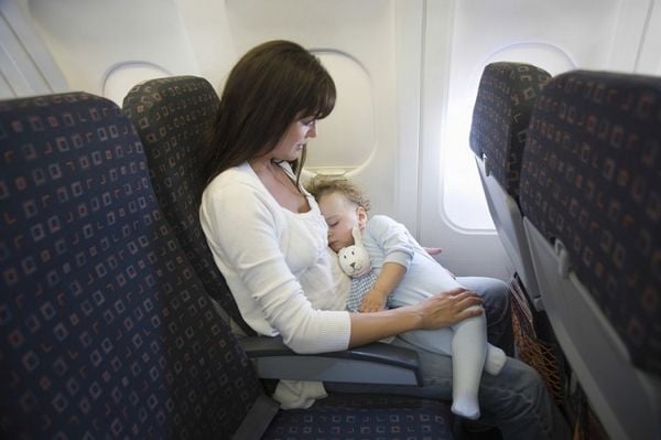 Giúp bé không bị buồn chán khi đi máy bay