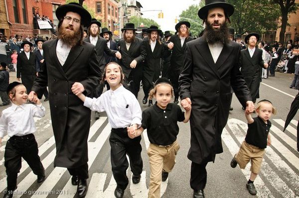 Phụ huynh Do Thái cho trẻ trải nghiệm cuộc sống