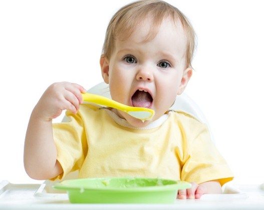 Dùng thìa xúc ăn