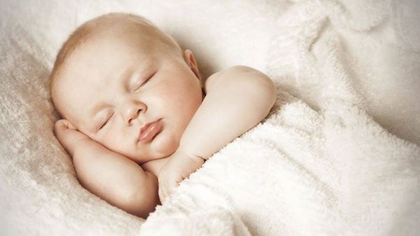 Vòng luẩn quẩn giữa ăn và ngủ của trẻ