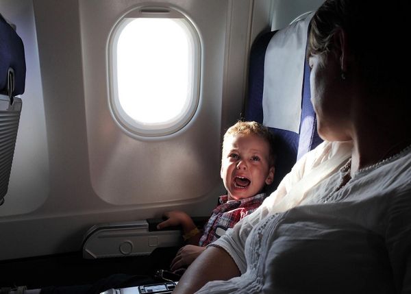 Giúp bé không bị buồn chán khi đi máy bay