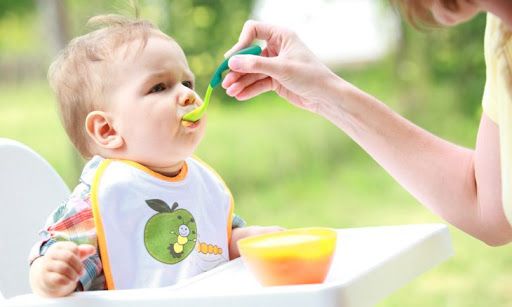 Các dấu hiệu biết con đã sẵn sàng cho việc ăn dặm