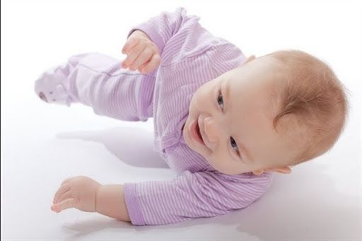 Các trò chơi phát triển thể chất cho trẻ: Lật người trái, phải