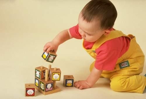 Cầm đồ chơi đứng lên và đi