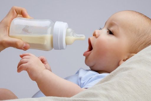 Có nên cho trẻ đói để chờ sữa về?