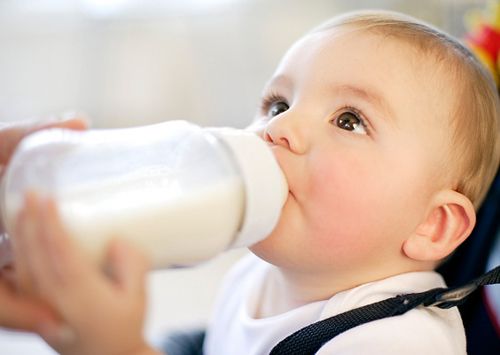 Uống sữa bò tươi trước 1 tuổi sẽ gây hại cho trẻ