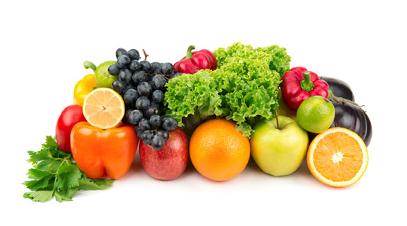 Khuyến khích con ăn nhiều trái cây và rau củ