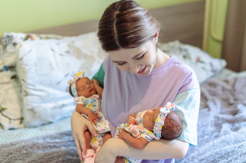 Cách bế trẻ sơ sinh cho cha mẹ lần đầu đúng chuẩn quy cách