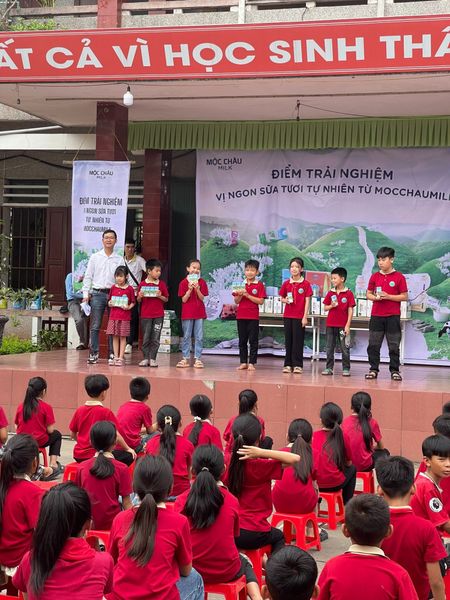 Ecotakara phát sữa Mộc Châu Milky cho học sinh tiểu học