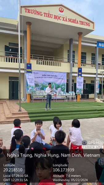 Ecotakara phát sữa Mộc Châu Milky cho học sinh tiểu học