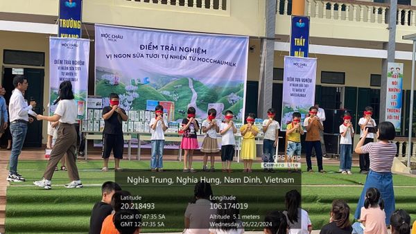 Ecotakara phát sữa Mộc Châu Milky cho học sinh tiểu học