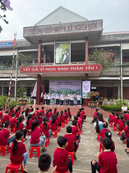 Ecotakara phát sữa Mộc Châu Milky cho học sinh tiểu học
