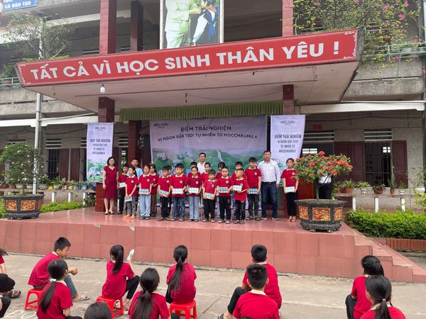 Ecotakara phát sữa Mộc Châu Milky cho học sinh tiểu học