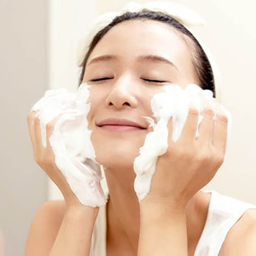 Làm sạch da trước khi ngủ thực sự rất cần thiết để trẻ lâu hơn
