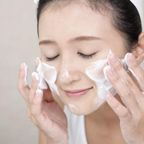 Làm sạch da đúng cách giúp da trẻ trung hơn