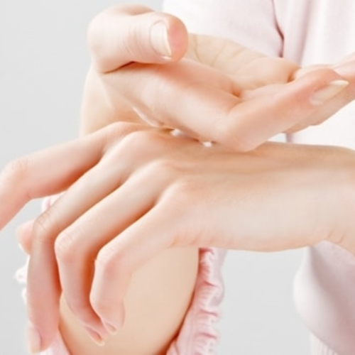 Vì sao bạn nên sử dụng kem dưỡng da tay?