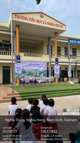 Ecotakara phát sữa Mộc Châu Milky cho học sinh tiểu học