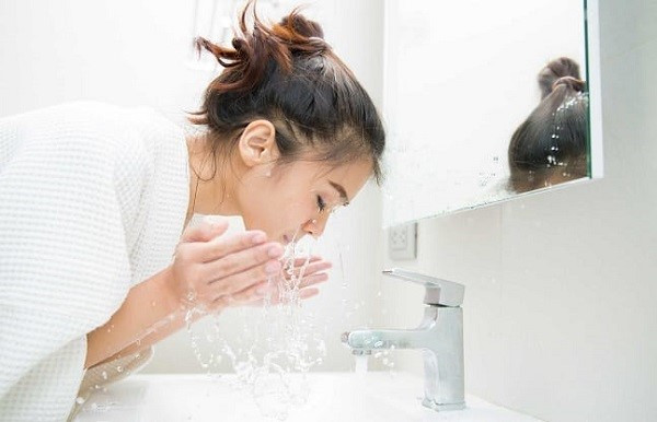 Sau khi tẩy trang đa số chị em phụ nữ không rửa mặt lại với nước