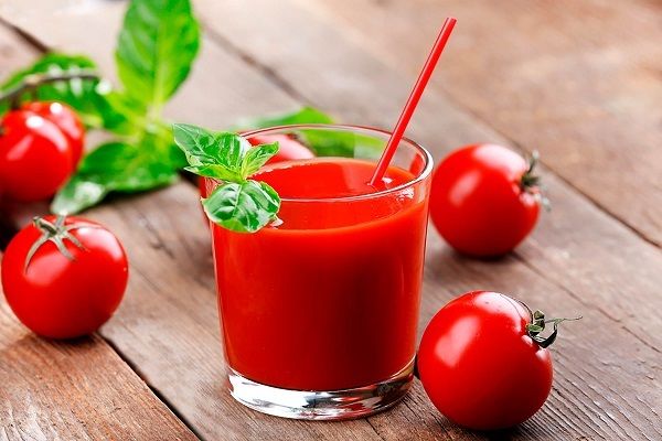 Uống một ly nước ép cà chua mỗi ngày sẽ giúp thu nhỏ lỗ chân lông trên khuôn mặt