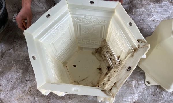 Apply oil to the inside of the larger mold and the outside of the smaller one