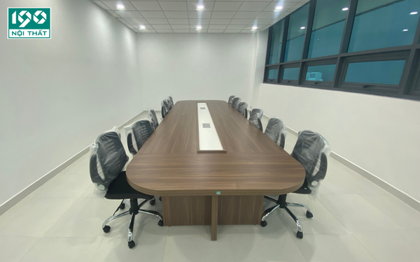 Phòng họp sử dụng tông màu gỗ tối
