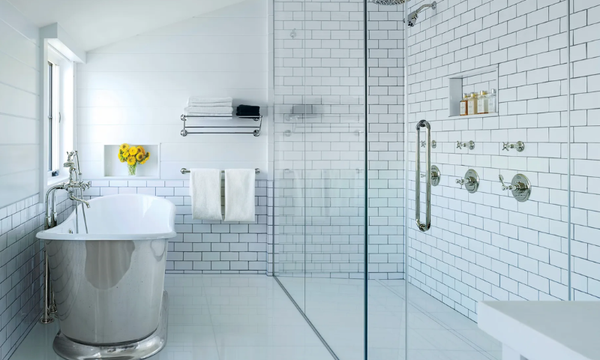 Tủ âm tường, bồn tắm đứng giúp tiết kiệm diện tích mặt sàn