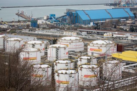 Rủi ro mất nguồn cung từ Nga chưa phản ánh vào giá, tương lai dầu thô có thể tăng mạnh hơn