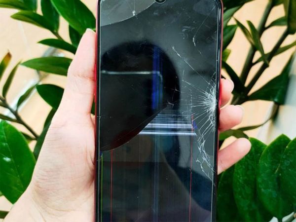 Màn hình iPhone hư hỏng nghiêm trọng cần được thay mới ngay