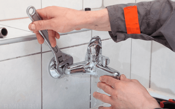 Cách tháo bát sen tắm