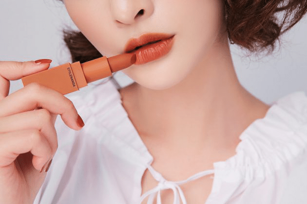 Son màu cam cháy hợp với da nào? Top 13 màu son cam cháy “sang, xịn”