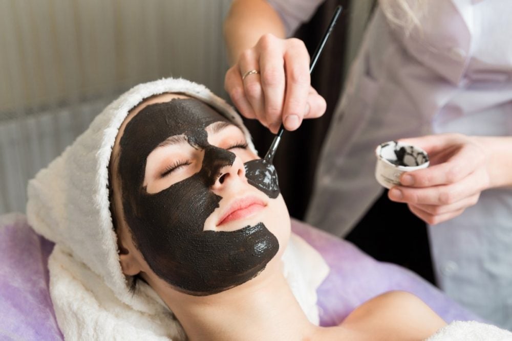 5 cách đắp mặt nạ than hoạt tính giúp thải độc, trị mụn, trẻ hóa da an toàn