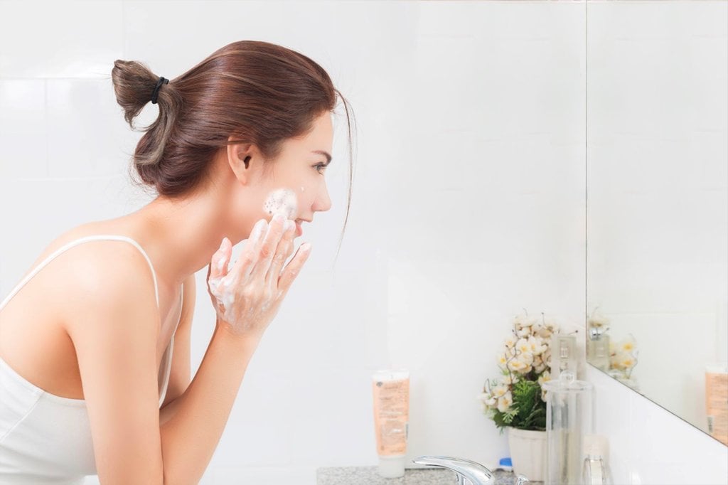 Top 12 sữa rửa mặt trắng da tốt nhất 2021