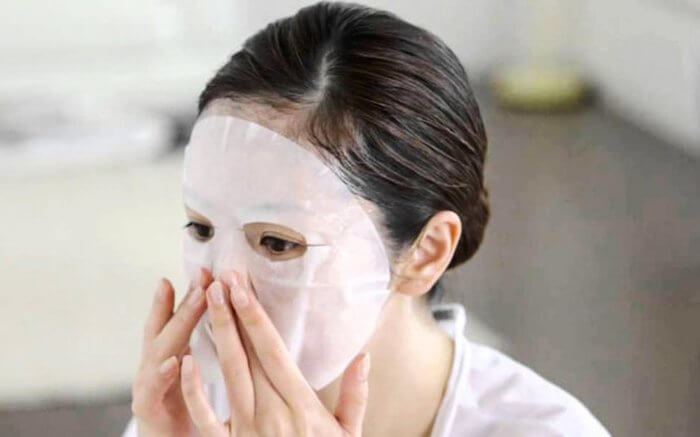 Đắp mặt nạ trị mụn và vết thâm cực đơn giản