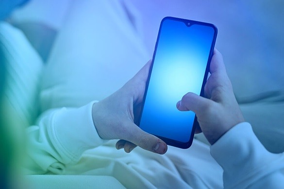 ÁNH SÁNG XANH CŨNG LÀM SẠM DA CỦA BẠN BÊN CẠNH TIA UV