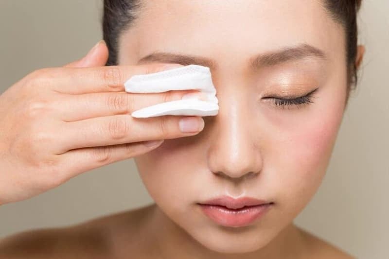 Nước Tẩy Trang 2 Lớp BENEW MOISTURE EFFECTIVE LIP & EYE MAKE UP REMOVER Và Công Dụng Tuyệt Vời