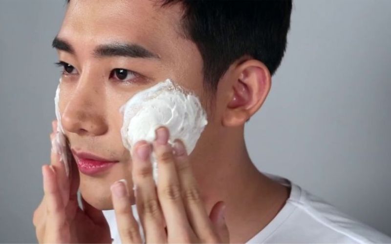 Cách sử dụng sữa rửa mặt trắng da nam giới