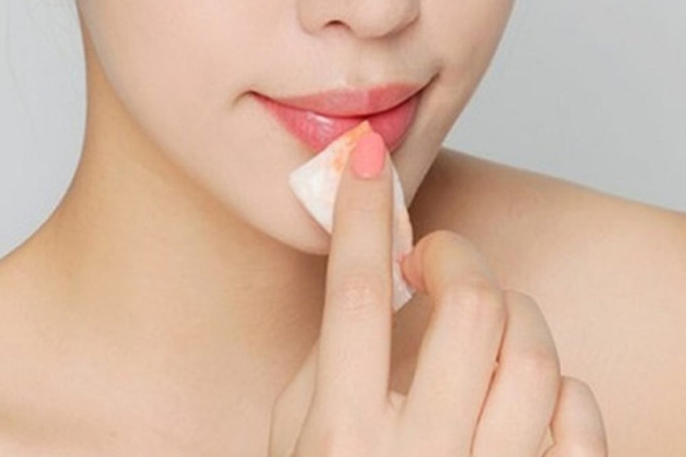 Cách đơn giản hút sạch chì môi cho một đôi môi sạch, hồng hào