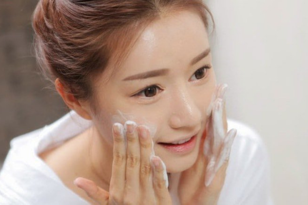 Chọn sữa rửa mặt phù hợp cho các loại da mụn
