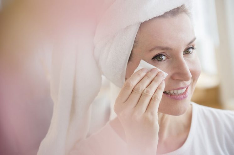 Nước tẩy trang mắt môi - sản phẩm không thể thiếu cho nàng nghiện makeup