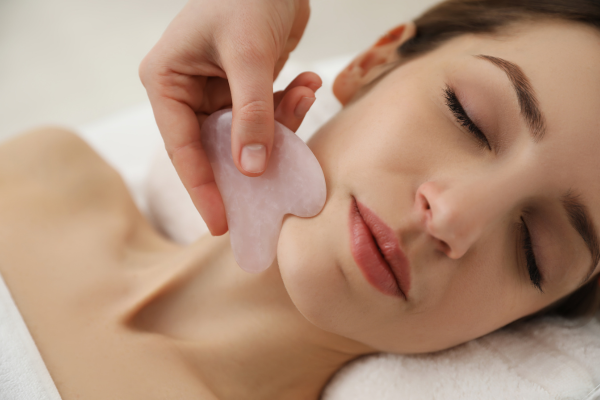 TĂNG HẠNG SẮC ĐẸP VỚI ĐÁ GUASHA – BÍ QUYẾT LÀN DA KHỎE ĐẸP TỪ TỰ NHIÊN