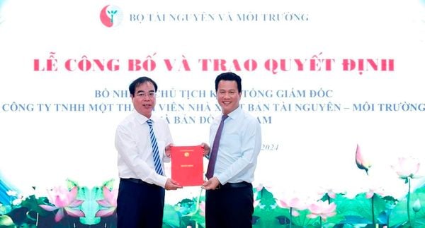 Trao Quyết định bổ nhiệm Chủ tịch, Tổng Giám đốc Công ty TNHH MTV Nhà xuất bản Tài nguyên – Môi trường và Bản đồ Việt Nam