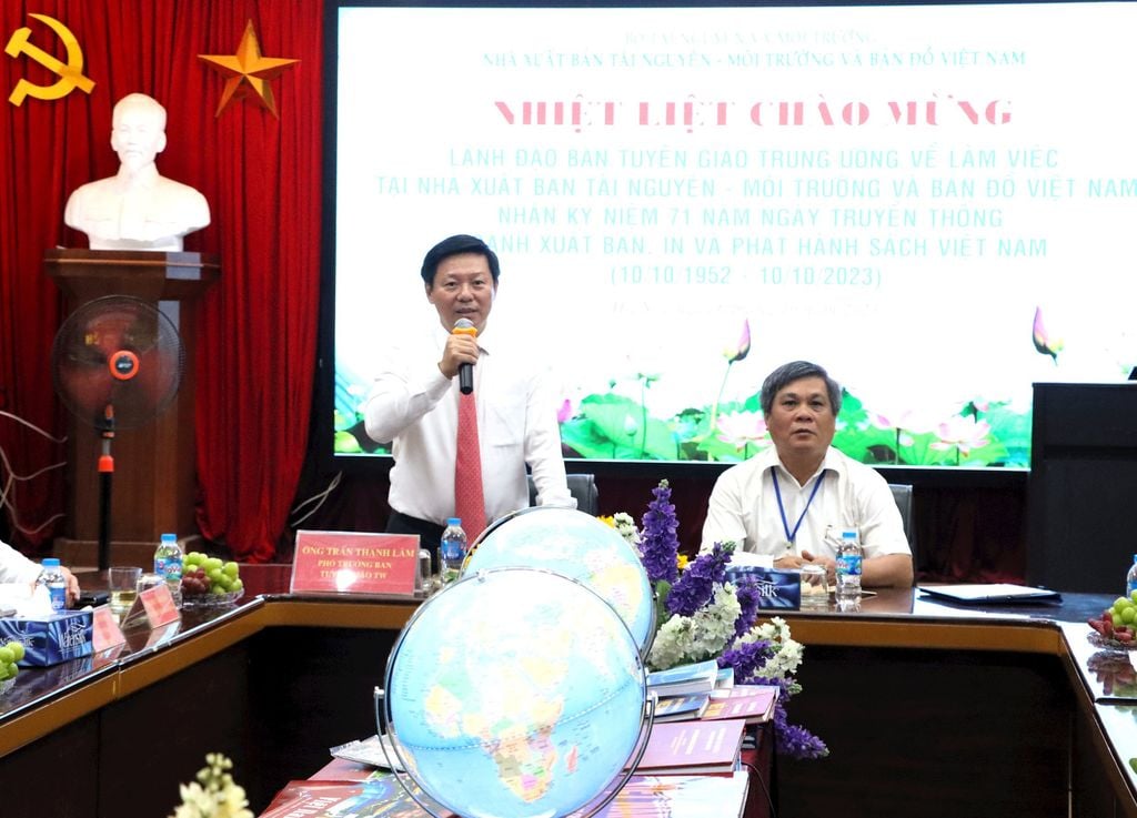 Ban Tuyên giáo Trung ương chúc mừng Nhà xuất bản Tài nguyên Môi trường và Bản đồ Việt Nam nhân kỷ niệm Ngày truyền thống