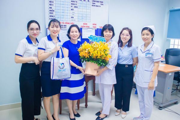 Yến sào Yến Loan tặng quà tại Bệnh viện Đa khoa Tây Ninh