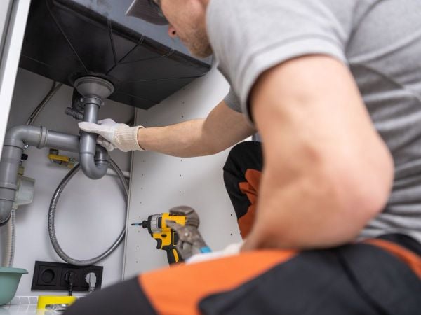 Dò nước âm rò rỉ - Kiểm tra điểm nối giữa dây cấp nước và thiết bị