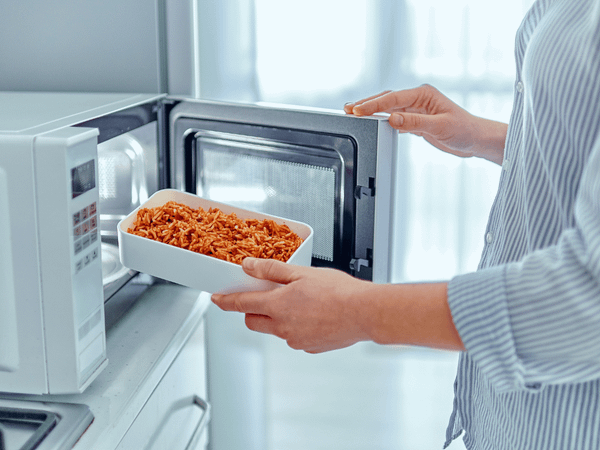 lấy thực phẩm ra khỏi lò vi sóng