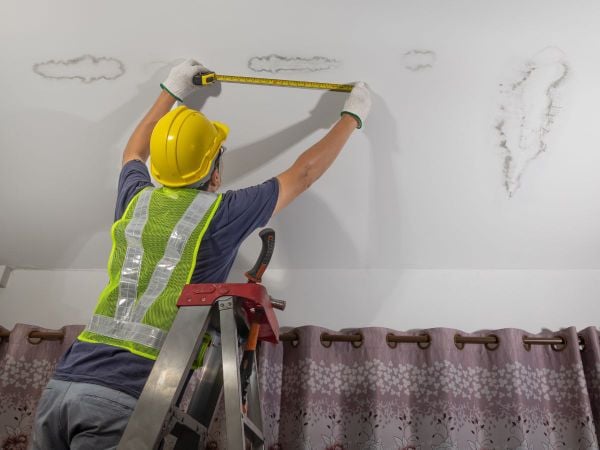 Kiểm tra vị trí rò rỉ nước từ dấu hiệu nấm mốc