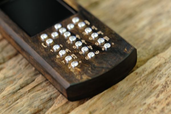 Đơn vị thiết kế mẫu điện thoại vỏ gỗ Trầm Hương nghệ thuật