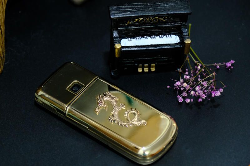 Bộ sưu tập điện thoại chế tác từ 100% vàng khối