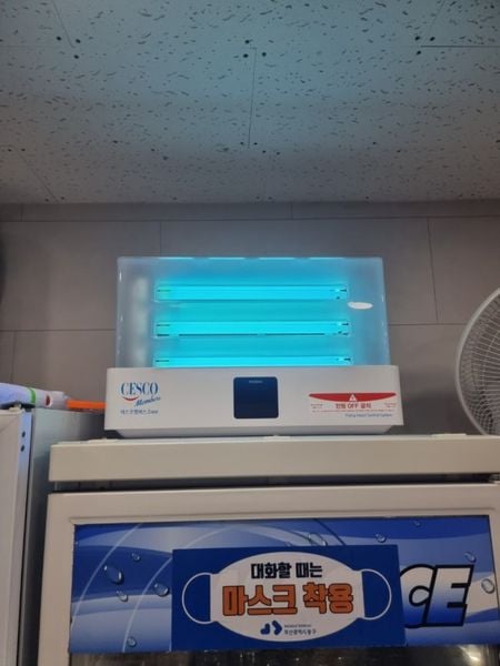 Đèn UV bắt côn trùng Phoenix tại tiệm tạp hóa